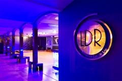 Decoración interior "LDR" (Logo metálico e iluminación)